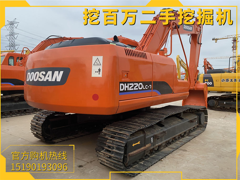 斗山220二手挖掘機(jī)22噸挖掘機(jī)級別機(jī)型里面，常見的物美價廉機(jī)型有沃爾沃210、三一215、小松220、斗山220，市場口碑反響很不錯，主要是這些機(jī)子購機(jī)成本實在是太低了，迎合了絕大部分初入工程行業(yè)老板們的需求，基本上10來萬、20來萬都能閉著眼睛挑一臺滿意的